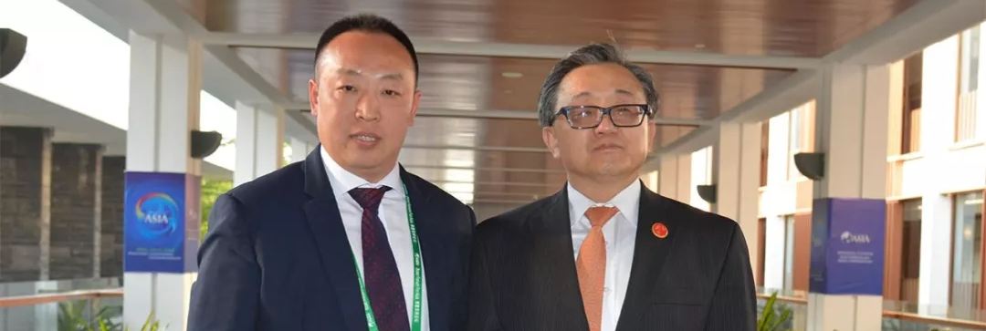 男叉女逼视频联合国副秘书长刘振民和赵章栓会长在博鳌亚洲论坛亲切交"